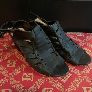 Sz 8.5 black heeled sandals
